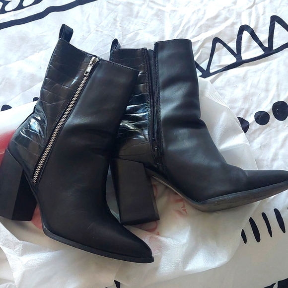 Size 9M Steve Madden leather Chunky Heel Boots - Picture 2 of 4